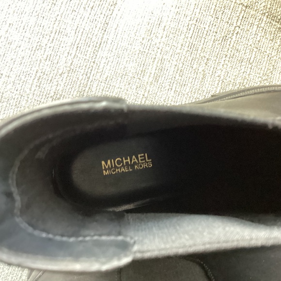 MICHAEL MICHAEL KORS Women's Rowan Pull-On Ankle Chelsea Booties, size 9, $260 - Picture 4 of 13